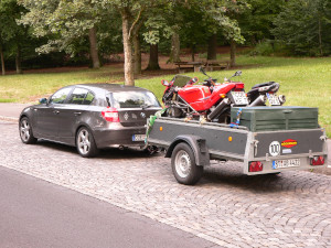 Ducati und Aprilia auf dem Anhänger