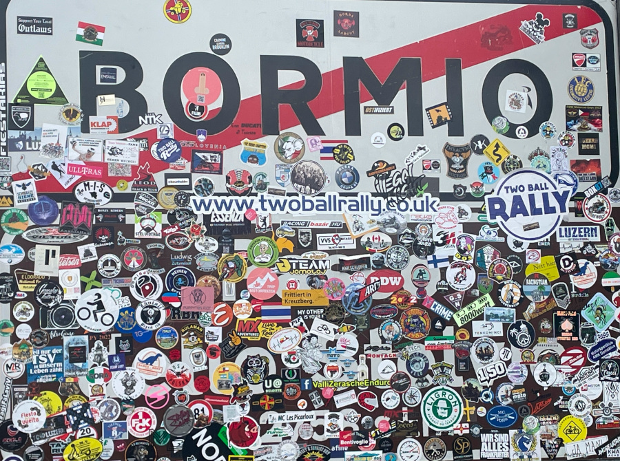 Beklebtes Ortsschild Bormio